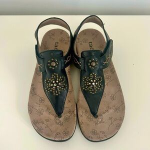 Taos Footwear Vintage Leather Boho Thong-style Sandal